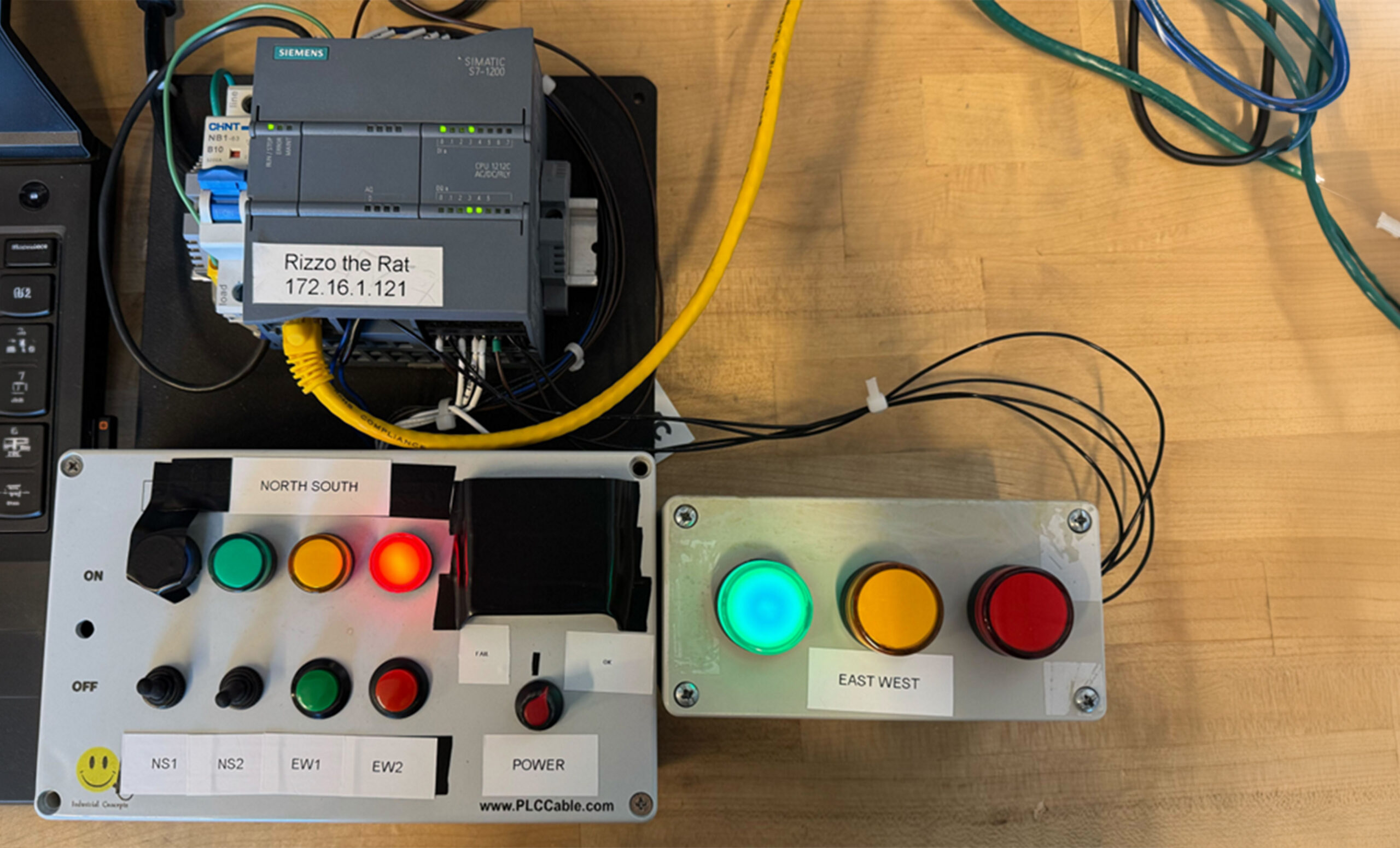 Image of Siemens PLC hooked up to a stoplight with the green light lit up.